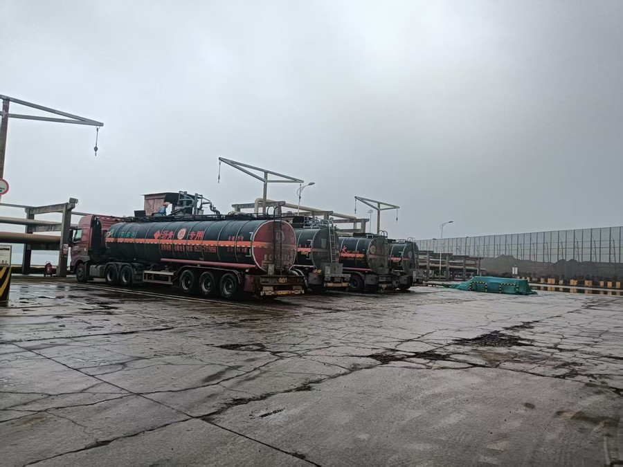冲刺不停步，攻坚战正酣——沥青公司“双节”期间完成5000吨进口沥青接卸工作